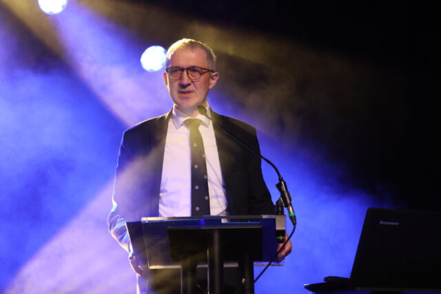 osoba przemawiająca na scenie zajezdni kultury