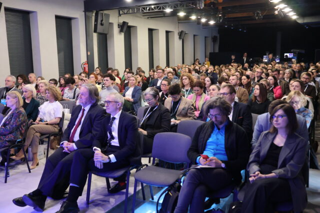 Uczestnicy konferencji Poza metropolią na widowni Zajezdni Kultury w Pleszewie