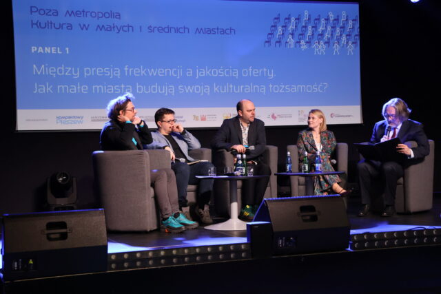 uczestnicy debaty na scenie zajezdni kultury w Pleszewie podczas konferencji